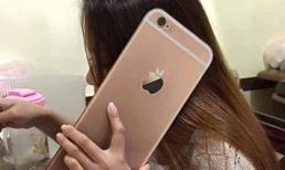 Sự thật bức ảnh cô gái cầm iPhone siêu dài
