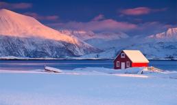 Vẻ đẹp của những ngôi nhà đơn độc giữa mùa đông tuyết trắng  