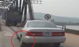 Ôtô suýt rơi bánh khi đang chạy qua cầu