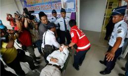 Vớt được 40 thi thể, thân nhân hành khách QZ 8501 khóc ngất