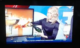 MC truyền hình 'ướt như chuột lột' vì trổ tài mở sâm panh