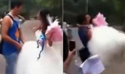 Cô gái mặc váy cưới, quỳ gối cầu hôn bạn trai