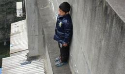 Giây phút thót tim giải cứu cậu bé 6 tuổi từ rìa tầng 5