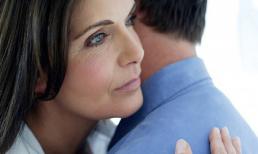 Mẹ tôi cặp kè với trai trẻ bằng tuổi con gái