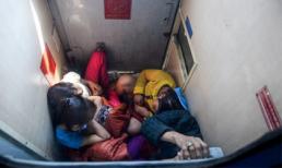 Chấp nhận chen chúc trước WC trên tàu trở lại Sài Gòn