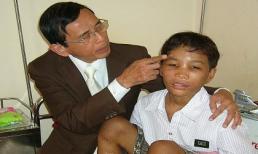 Vợ chồng đại gia Lê Ân trao tiền cho Hào Anh hôm nay