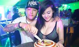 Bà Tưng trễ nải vòng 1 đi dự tiệc