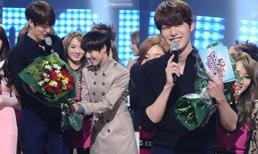 Kim Woo Bin cười "tít mắt" khi nhận hoa từ fans