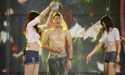 Hotboy Huỳnh Anh bị ném, tạt trứng xối xả vào người