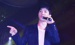 Khán giả la ó, "biểu tình" khi Nathan Lee ngừng hát