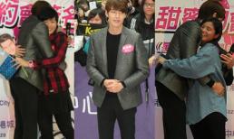 Kim Woo Bin được khen thân thiện vì lần lượt ôm từng fan nữ trên sân khấu