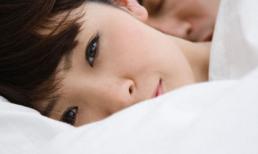 Lo sợ vì trót quan hệ với bạn chồng khi chồng đang say ngủ