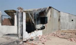 Đánh đập chưa thỏa, chồng nhẫn tâm đốt nhà thiêu sống vợ con