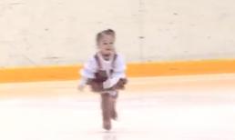 Choáng với bé gái 2 tuổi rưỡi trượt băng cực đỉnh