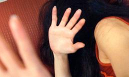 Nữ sinh lớp 10 bị 5 bạn học hiếp dâm tập thể trước cổng trường