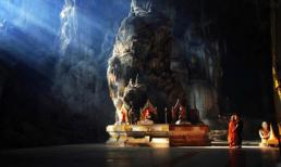 Những đền thờ linh thiêng trong hang động