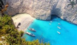 Tắm nắng bên xác tàu ở vịnh Navagio, Hy Lạp