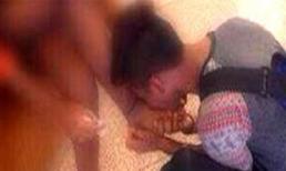 Hôn chân bạn gái nơi công cộng để chứng minh tình yêu