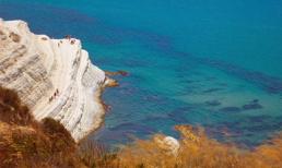 Bãi tắm thiên đường bên vách đá cầu thang ở Ý