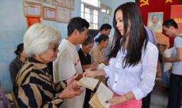 Hoa hậu Thu Hoài vượt hàng trăm cây số để đi từ thiện