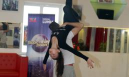 Thu Thủy bị trai Tây bồng bề, dốc ngược người mạo hiểm