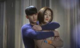 Trai đẹp ngoài hành tinh ôm chầm người yêu từ phía sau