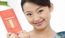 Em dâu mừng tuổi bố mẹ chồng 10.000 đồng