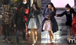 Dương Mịch "trọ trẹo" giầy cao gót giữa trời mưa dù đang bầu bí