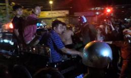 Bị phát hiện, kẻ móc túi tự cắt cổ, cố thủ trên xe buýt