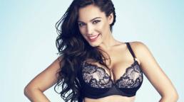 Kelly Brook ưỡn mình khoe vòng một căng tròn