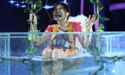 Trang Pháp vừa khóc vừa la khi bị đẩy vào hồ rắn