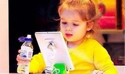 Harper chăm chú ngồi xem máy tính bảng như người lớn