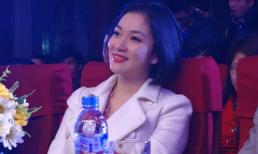 Hoa hậu Nguyễn Thị Huyền giản dị ngày trở về trường cũ