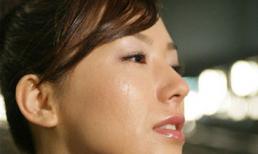 Ứa nước mắt vì bị mẹ chồng giành hết phần chăm con