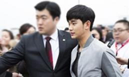 Kim Soo Hyun được 600 người bảo vệ khi tới Trung Quốc