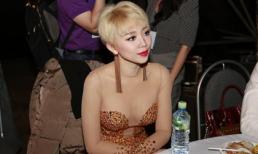 'Hốt hoảng' khi Tóc Tiên mặc trang phục không thể 'nóng' hơn