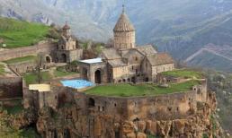 Vẻ đẹp huyền bí của tu viện trên cao nguyên