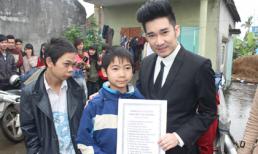 Quang Hà nhận bé học lớp 7 ở Hải Dương làm em nuôi