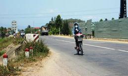 Mật phục bắt kẻ rạch mông phụ nữ, một công an bị xe đâm