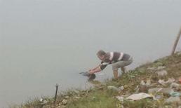 Đang đánh cá trên sông thì vớ phải xác chết