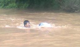 Chui vào túi nilông để... qua suối dạy học