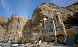 Nhà thờ hang động trong 'thành phố rác'