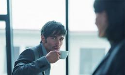 Đồng nghiệp nữ đã đính hôn nhưng vẫn buông lời tán tỉnh tôi