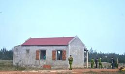 Xác chết lõa thể đang phân hủy trong nhà hoang