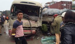 "Hú hồn" xe khách đối đầu xe tải, QL 1A tắc 10 km