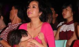 Con gái Thúy Nga vật vã ngủ trên tay mẹ