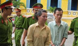 Chị gái nhẫn tâm cởi đồ, giữ chân em ruột cho chồng cưỡng hiếp