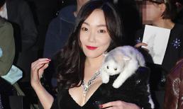 Mỹ nhân Hàn vác mèo đi sự kiện để "câu" sự chú ý
