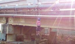 Người đàn ông chết trong tư thế treo cổ trên cầu Hóa An