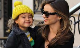 Nhóc Flynn tóc dài như con gái, cười tít mắt cực yêu